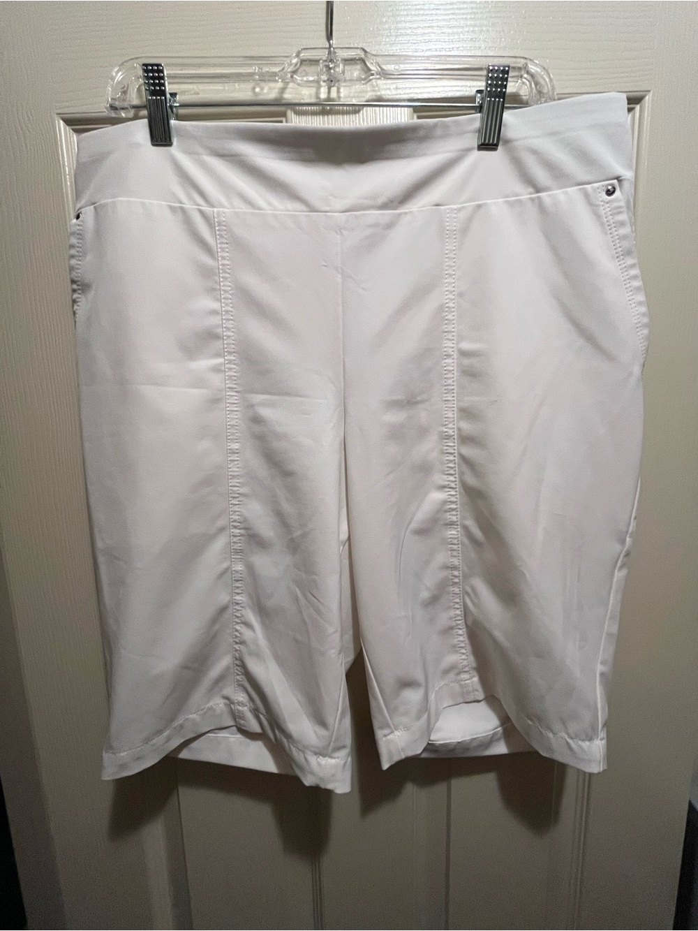 Chico's Zenergy Women's 2 White Bermuda Shorts Mid Rise Pull-On Stretch Pockets